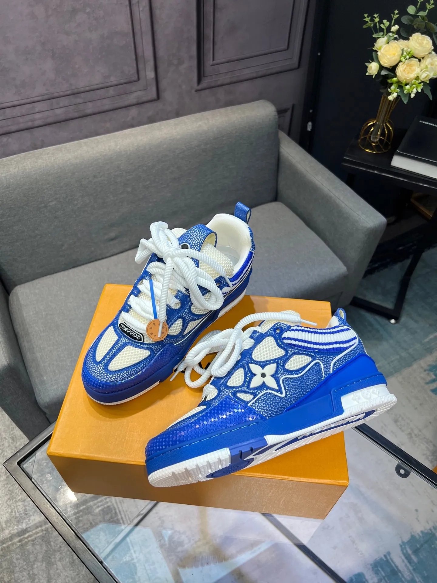 Men's men's shoes💰800 LV top version Jigglypuff new model Purchasing quality LV~Louis Vuitton LV TRAINER's best-looking sneakers, Donkey Brand strongly recommends new products, official website limited edition retro basketball sneakers! Both high-top and low-top models spent money to purchase 1:1 accurate reproductions of the originals. The details are invincible and full of sincerity. The imported custom-made original cowhide leather is the same as the original package. The details are 100% restored. The private model customizes the original one-piece TPU outsole. It is different from other brands. Without the original version, this effect cannot be achieved!                Men's and women's models 35-40 39-45 (46 is custom-made and cannot be returned or exchanged)